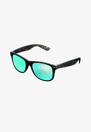 Ochelari de soare din fâșie de țestoasă cu lentile reflectorizante de culoare teal. Rame din acetate cu o formă clasică și o textură netedă. Reflexie de lumină pe lentile.