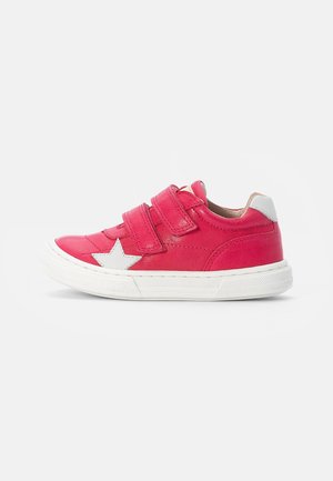 Baskets rouges pour enfant avec détail étoile blanche, deux bandes velcro et semelle blanche sur fond blanc.