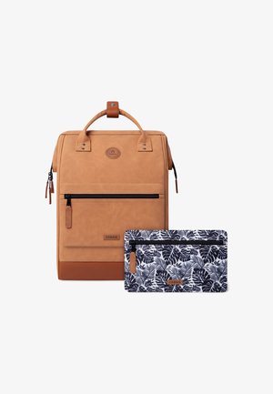 Zaino in finta pelle marrone con maniglia superiore, tasca frontale con zip e pochette staccabile a motivo floreale blu. Logo e zip accentuati.