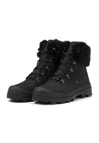 Stivali da trekking neri in suede con colletto in pelliccia. Caratteristiche includono occhielli metallici e lacci neri, suola in gomma texturizzata.
