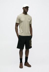 EA7 Emporio Armani TRAIN CORE TEE - T-shirts - roasted cashew