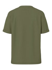 Jednostavna maslinasto zelena kratka majica s kratkim rukavima i zavrnutim manžetama, prikazana s leđa na bijeloj pozadini.