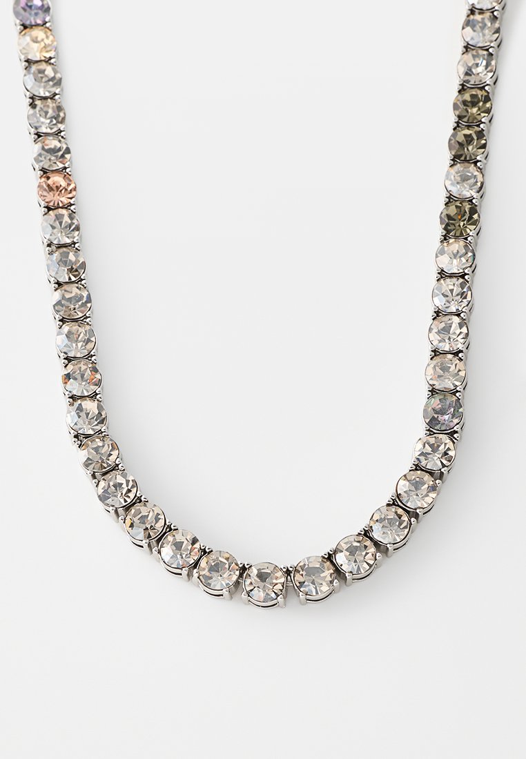 Metalen ketting met ronde, meerkleurige edelstenen in zilverkleurig metaal. Heeft een consistent, symmetrisch patroon. Gladde oppervlakken.