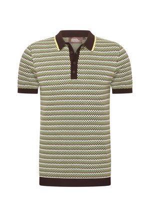 Polo en tricot avec un motif rayé vert et crème, col et poignets marron, patte de boutonnage à trois boutons et une étiquette sur le col.