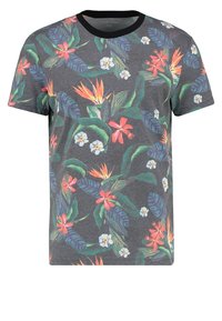 Camiseta de manga corta gris oscuro con un colorido patrón de flores y hojas tropicales, con cuello redondo negro.