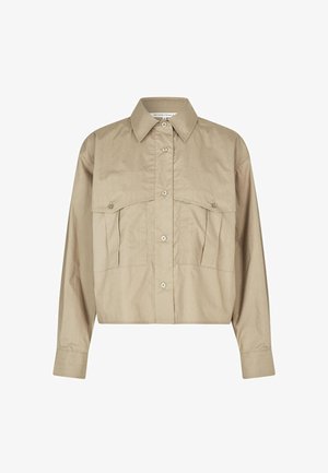 Cămașă scurtă bej din bumbac, cu închidere cu nasturi în față, guler ascuțit și două buzunare pe piept cu clapete.
