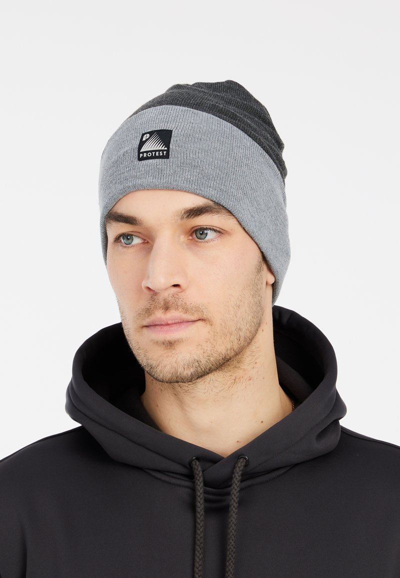 Beanie met een grijs en donkergrijs gestreept ontwerp. Geverfde breimateriaal met een zwart logo op de voorkant. Zacht en snug past.