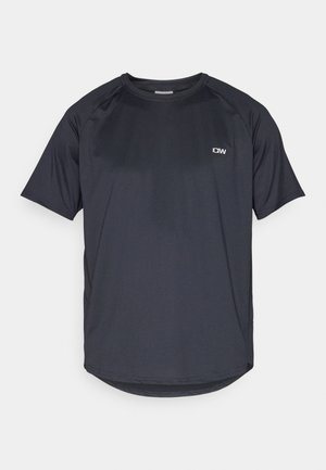 Mørkegrå trenings t-skjorte, kortermet, rund hals, laget av lett, pustende stoff med en subtil mesh tekstur og logo aksent.