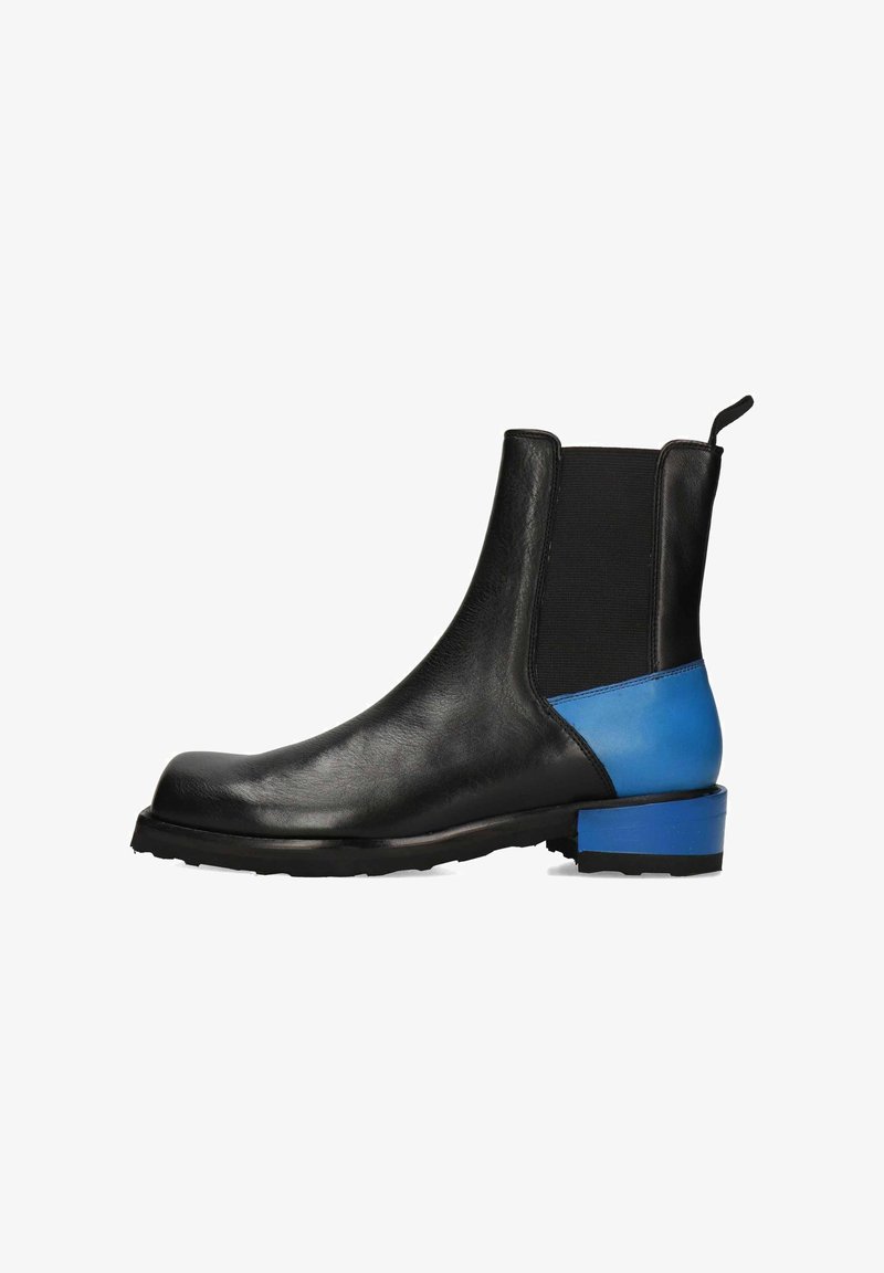 Bottine en cuir noir avec accent bleu sur le talon, panneaux latéraux élastiques et bout arrondi. Présente une finition texturée et une semelle en caoutchouc.