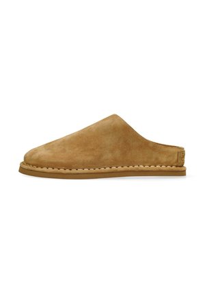 Zapato tipo slip-on de ante color marrón claro con punta redondeada, textura suave y suela de goma cosida. Diseño minimalista sin hardware adicional.