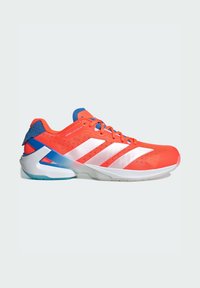Scarpa sportiva arancione brillante con strisce bianche, dettagli blu su tallone e linguetta e suola bianca progettata per corsa o allenamento.