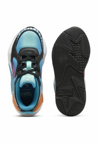 PUMA kedas ar melnu, zilu un apelsīnu dizainu. Tekstūrēta gumijas zole ar saķeres rakstiem. Mīksta auduma augšdaļa ar auklu aizdari.