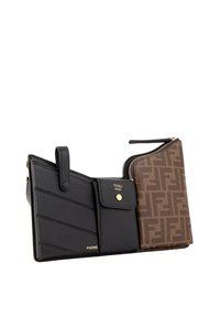 Portefeuille compact Fendi avec des emplacements pour cartes en cuir noir, une poche à fermeture pression étiquetée « Fendi Roma » et une section zippée marron avec motif logo répétitif.