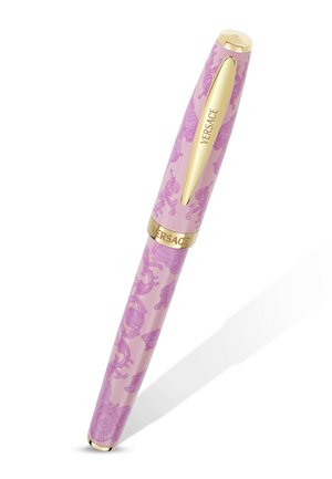 Roza kemični svinčnik z vijoličnimi baročnimi vzorci, z zlatim sponko in trakom, vgraviranim z napisom "VERSACE".