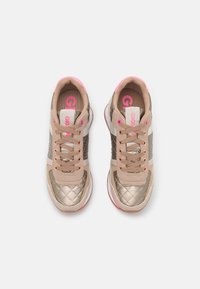 Sneakers con design beige e oro metallizzato, texture trapuntata, strisce grigie, accenti rosa e lacci beige. Logo visibile sulla linguetta.