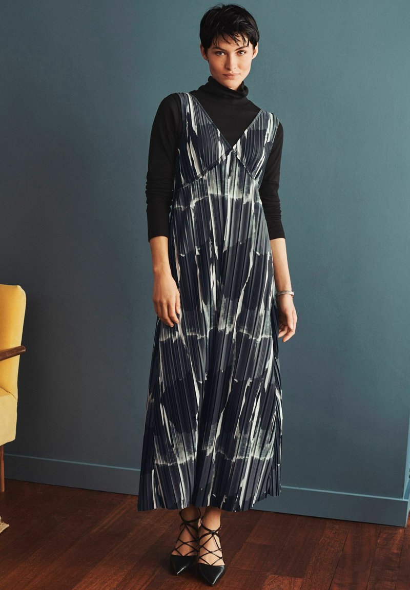 Next PLISSE COLUMN STANDARD Maxi dress black Zalando.de