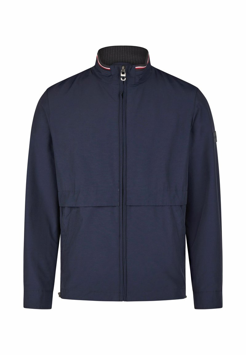 Marineblaue Jacke mit Reißverschluss vorne, hohem Kragen und zwei Fronttaschen. Hergestellt aus leichtem Material mit glatter Textur und minimalistischen Akzenten.
