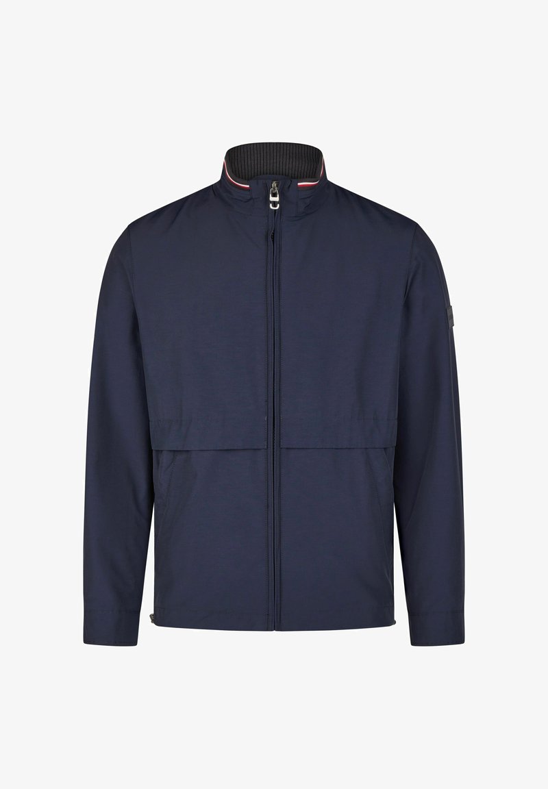 Marineblaue Jacke mit Reißverschluss vorne, hohem Kragen und zwei Fronttaschen. Hergestellt aus leichtem Material mit glatter Textur und minimalistischen Akzenten.