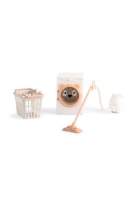 Speelgoed schoonmaakset met een witte wasmachine met een berengezicht, een crème-kleurige stofzuiger met een zachte slang en een kleine, witte wasmand.