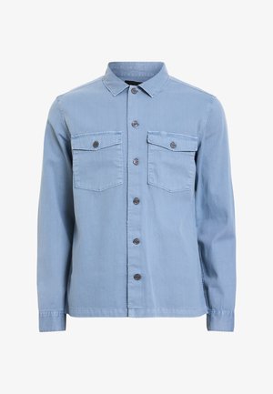 Helles Denim-Hemd in Blau mit spitzem Kragen, langen Ärmeln, zwei Brusttaschen und einer Vorderseite mit dunkel gefärbten Knöpfen.