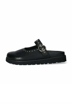 Scarpa nera in pelle con punta arrotondata, cinturino regolabile con fibbia circolare, dettagli in borchie lungo la parte anteriore e suola testurizzata.