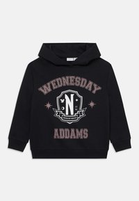 Haut à capuche noir avec un imprimé graphique comprenant "WEDNESDAY" et "ADDAMS" en texte stylisé, un design en forme de bouclier et des étoiles. Fabriqué en tissu doux.
