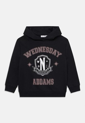 Haut à capuche noir avec un imprimé graphique comprenant "WEDNESDAY" et "ADDAMS" en texte stylisé, un design en forme de bouclier et des étoiles. Fabriqué en tissu doux.