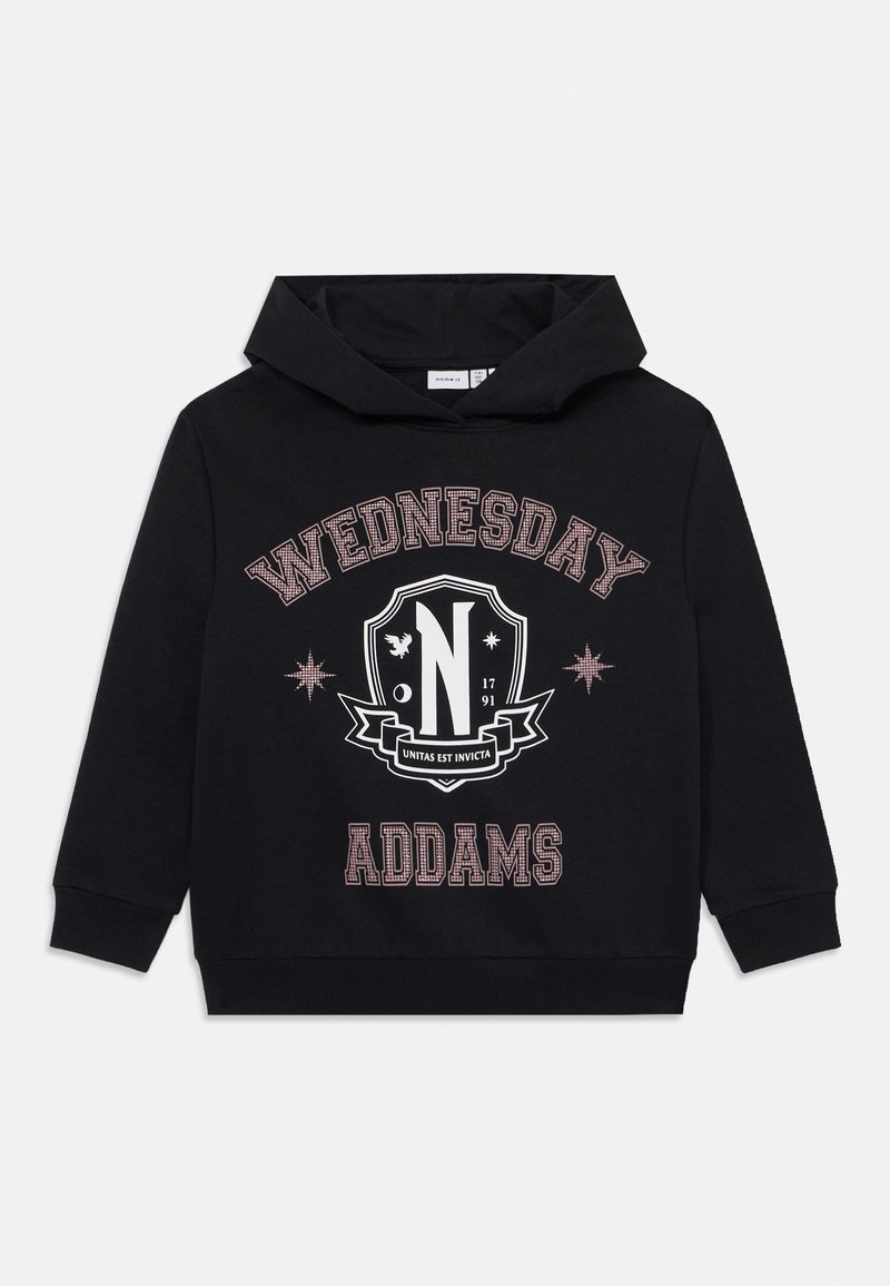 Haut à capuche noir avec un imprimé graphique comprenant "WEDNESDAY" et "ADDAMS" en texte stylisé, un design en forme de bouclier et des étoiles. Fabriqué en tissu doux.