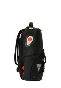 Mochila negra con un diseño elegante, que presenta un logotipo rojo y gris prominente, tela texturizada, compartimentos con cremallera y correas ajustables.