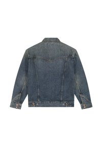 Chaqueta de mezclilla azul oscuro vista desde atrás con mangas largas, costura de canesú en punta y botones de cobre en los puños y la pretina.