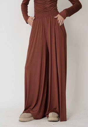 - Spodnie materiałowe