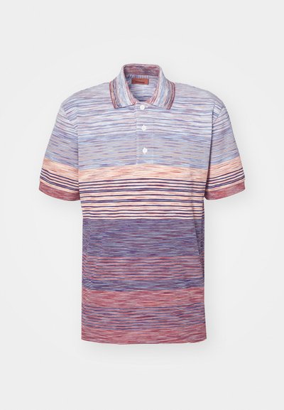 Πόλο μπλούζα με κοντά μανίκια, διακοσμημένη με οριζόντιες ρίγες σε μπλε, ροδακινί και κόκκινες αποχρώσεις. Φτιαγμένη από ελαφρύ υλικό με γιακά και κουμπιά.