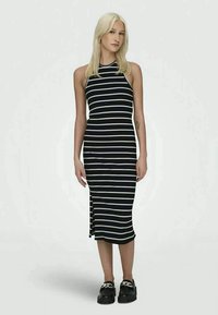 ONLY GESCHNITTEN RUNDHALS - Abito in maglia - black