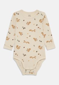 Langarm-Babystrampler aus beigem Baumwollstoff, mit einem wiederholten Muster von Eichhörnchen und Nüssen, das von herbstlichen Blättern in erdigen Farben umgeben ist. Druckknopfverschluss am Boden.