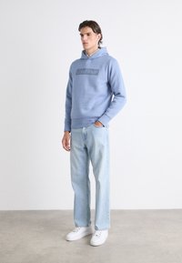 Calvin Klein BOX STRIPED LOGO HOODIE - Kapucni - troposhere