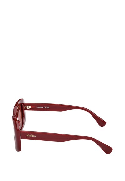 Gafas de sol grandes de color rojo hechas de plástico brillante. Presentan una forma cuadrada, varillas anchas y un logotipo dorado en el interior del brazo.