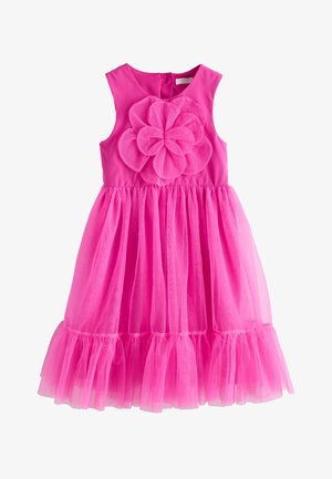 Ärmelloses, leuchtend pinkes Tüllkleid mit großer, mehrlagiger Blumenverzierung auf der Brust und gerafftem Rock mit Rüschensaum.