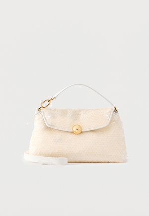 Väike kreemjas käekott valge sangaga, kuldse nupuga sulgemisega, tekstuurse pinnaga ja eemaldatava valge rihmaga tavalise taustaga.