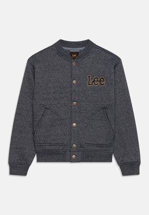 Dunkelgraue Jacke mit Knöpfen, langen Ärmeln, zwei Fronttaschen, gerippten Bündchen und Saum sowie einem gelben "Lee"-Logo auf der Brust.