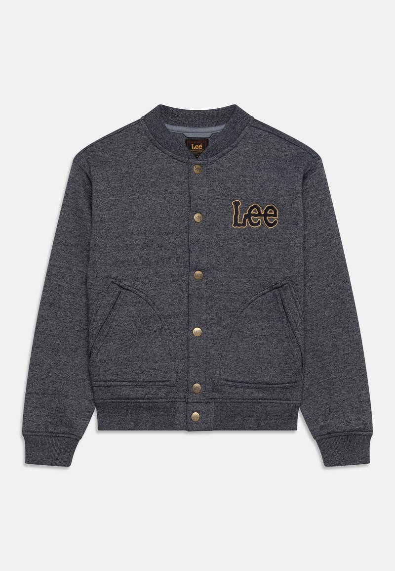 Veste boutonnée gris foncé avec manches longues, deux poches avant, poignets et ourlet côtelés, et un logo jaune "Lee" sur la poitrine.