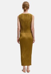 Goldfarbenes plissiertes Kleid mit ärmelfreiem Design, Midi-Länge und strukturierter Oberfläche. Verfügt über ein tailliertes Oberteil und einen fließenden Rock.