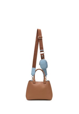 Brązowa skórzana torebka z dwoma uchwytami, szerokim brązowym paskiem z niebieskimi akcentami oraz małą odpinaną niebieską saszetką przymocowaną do paska.