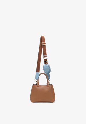 Bolso de mano de cuero marrón con dos asas, una correa ancha marrón con detalles azules y una pequeña bolsa azul desmontable unida a la correa.