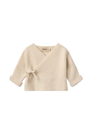 Strikket babycardigan i cremefarvet med slå-om-design, sidelukning med bindebånd og foldede manchetter på de lange ærmer.