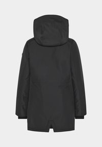 Svart vattentät parka med huva, långa ärmar och en slits bak, med en mjuk textur och minimala metallaccenter.