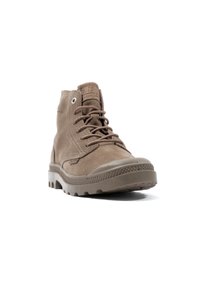 Braune Wildleder-Ankle-Boots mit runder Zehe, Schnürung vorne und strukturiertem Gummisohle mit tiefen Rillen für besseren Halt.