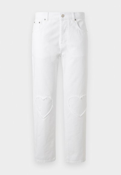 Λευκά τζιν από τζιν ύφασμα με φθαρμένες λεπτομέρειες σε σχήμα καρδιάς και στα δύο γόνατα, κουμπί μπροστά και πέντε τσέπες.