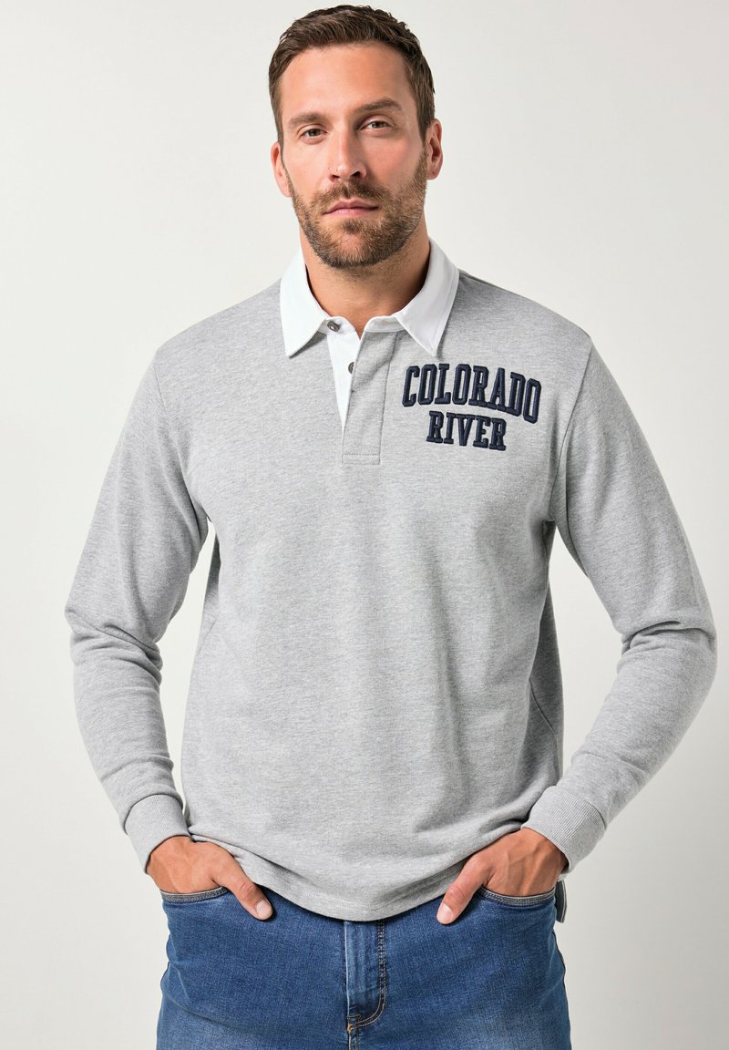 Polo shirt grigio a maniche lunghe con colletto bianco, caratterizzato da ricamo "COLORADO RIVER" in blu navy. Tessuto morbido e vestibilità rilassata. Design casual.