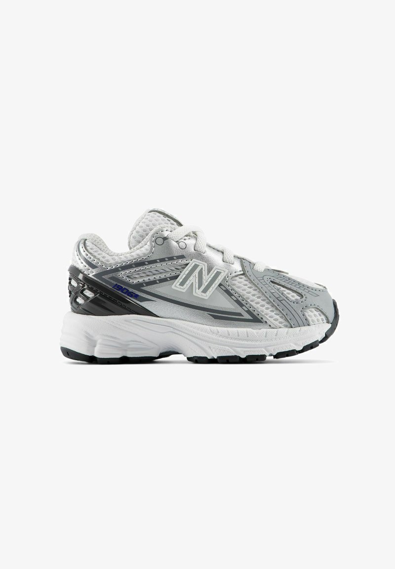 Chaussure de course New Balance grise et blanche avec empeigne en mesh, col rembourré, semelle blanche épaisse et détails noirs au talon et à la semelle.
