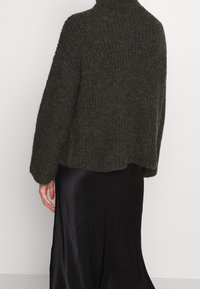Weekday Sweter
